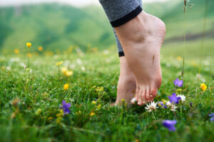 Met je blote voeten in het gras