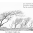 Zwart wit foto van buigzame bomen met een haiku