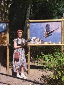 Jolanda Pikkaart met haar camera en telelens voor haar foto van een steenarend tijdens de expositie van National Geographic in dierenpark Ouwehand